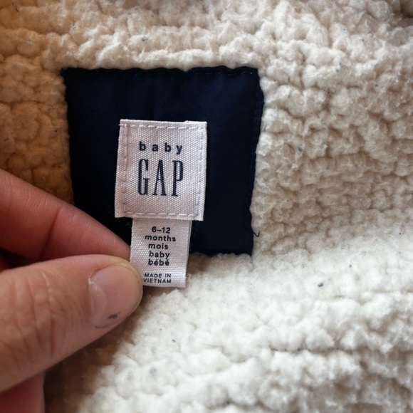 Baby Gap winter vest - 6-12 months - Picture 2 of 3